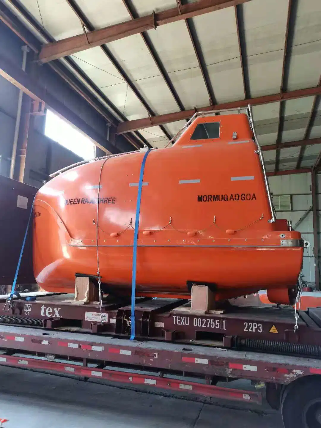 Marine Partially Enclosed Lifeboat for Lifesaving and Rescuing