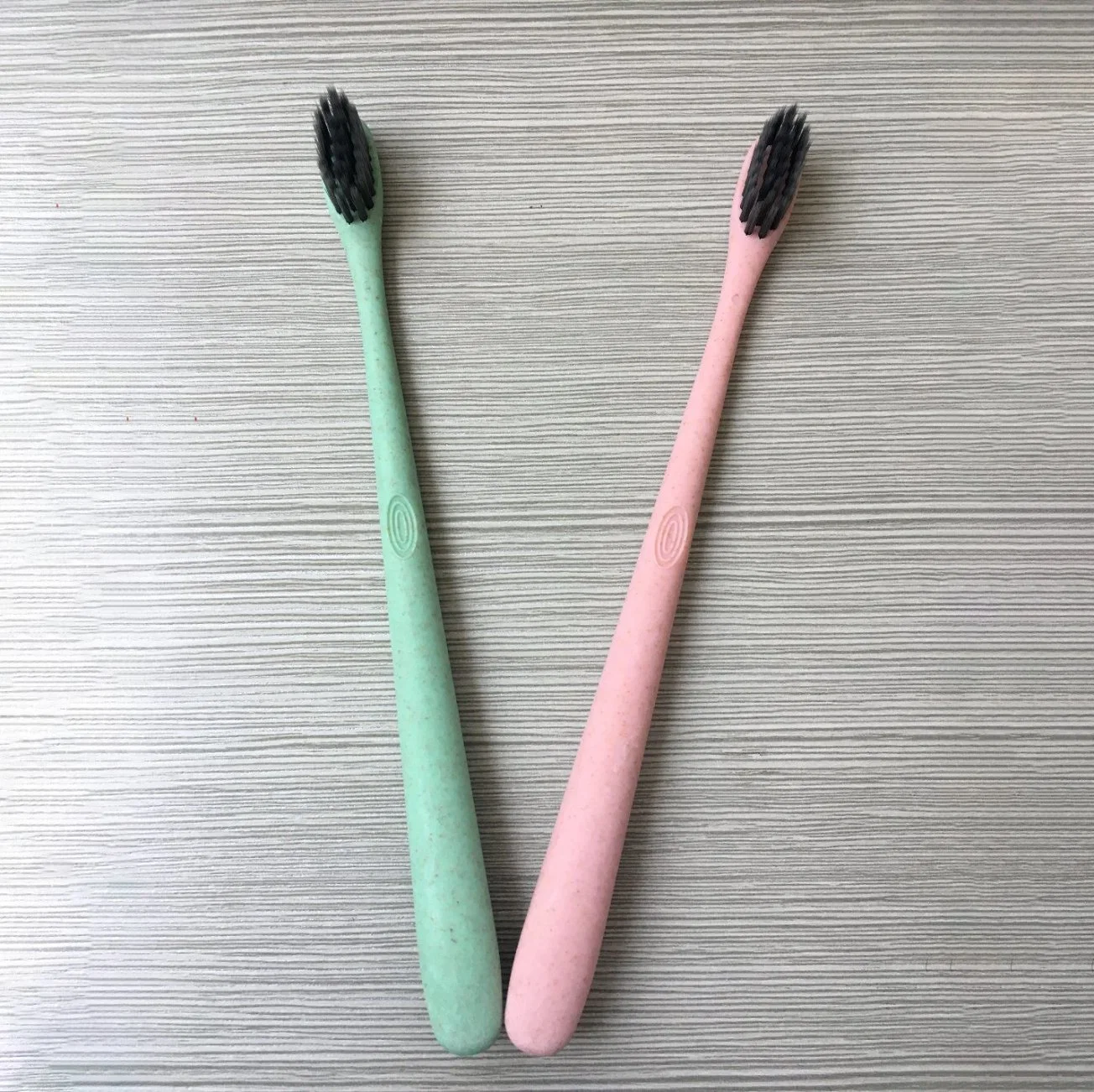 Brosse à dents pour adultes avec des poils en charbon de bambou.