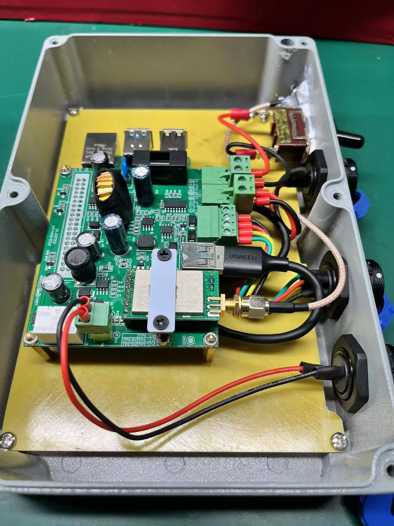 صندوق معدني من الصلب مخصص من Yunbo مزود بلوحة PCB وسلك وحدة التحكم في طقم أحزمة الكرسي للاستخدام في الأماكن الخارجية