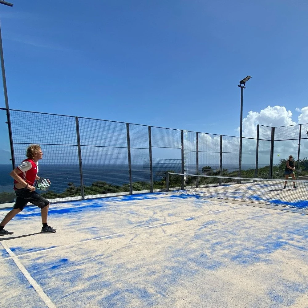 Piso de pista de tenis Fabricación al aire libre Doble malla de alambre de fútbol Esgrima China PP+Net respaldo Turf artificial Iluminación Polo Pista de tenis