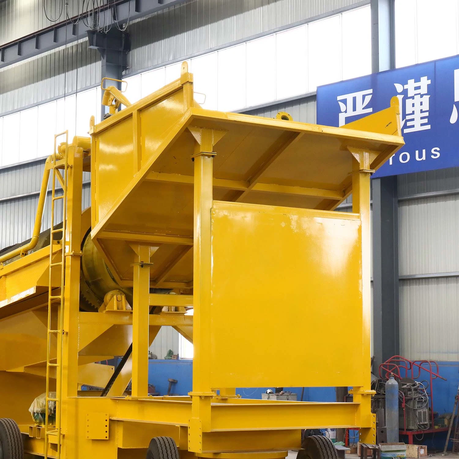 Alluvial Small Scale Portable Mobile Gold Mining Machine with Heavy Duty Feed Hopper