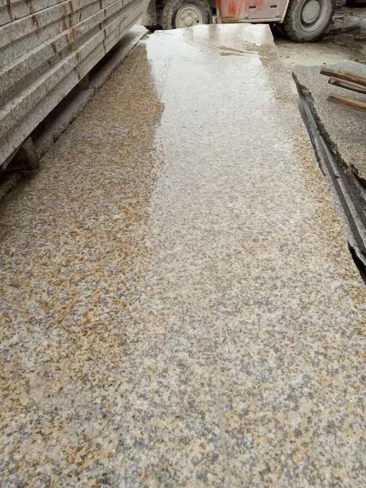 Matériau de construction naturel bon marché poli à rodé blanc gris noir Granit en pierre jaune pour mur et comptoir d'escalier de plancher