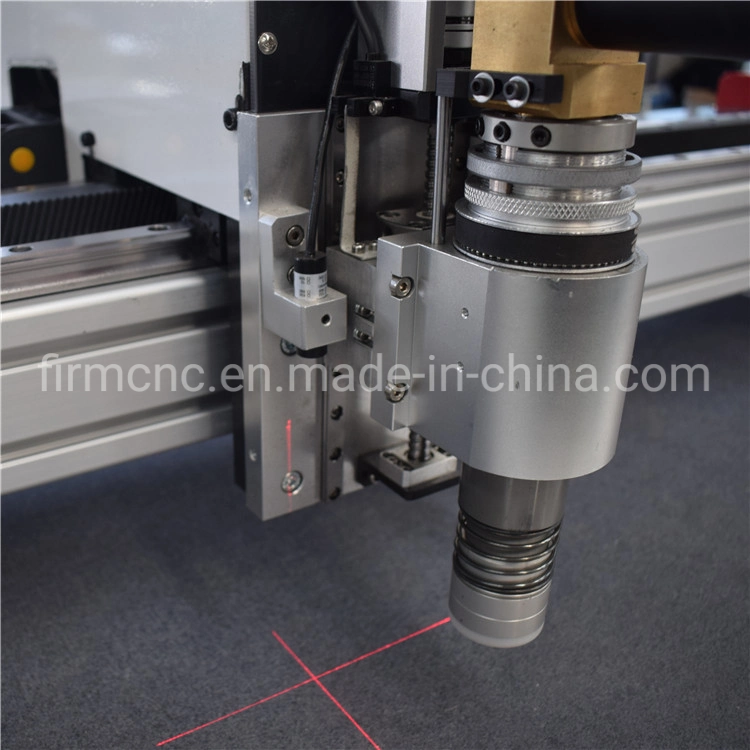 La Chine d'assurance qualité de la faucheuse CNC Couteau oscillant Machine de découpe pour le tissu de coton