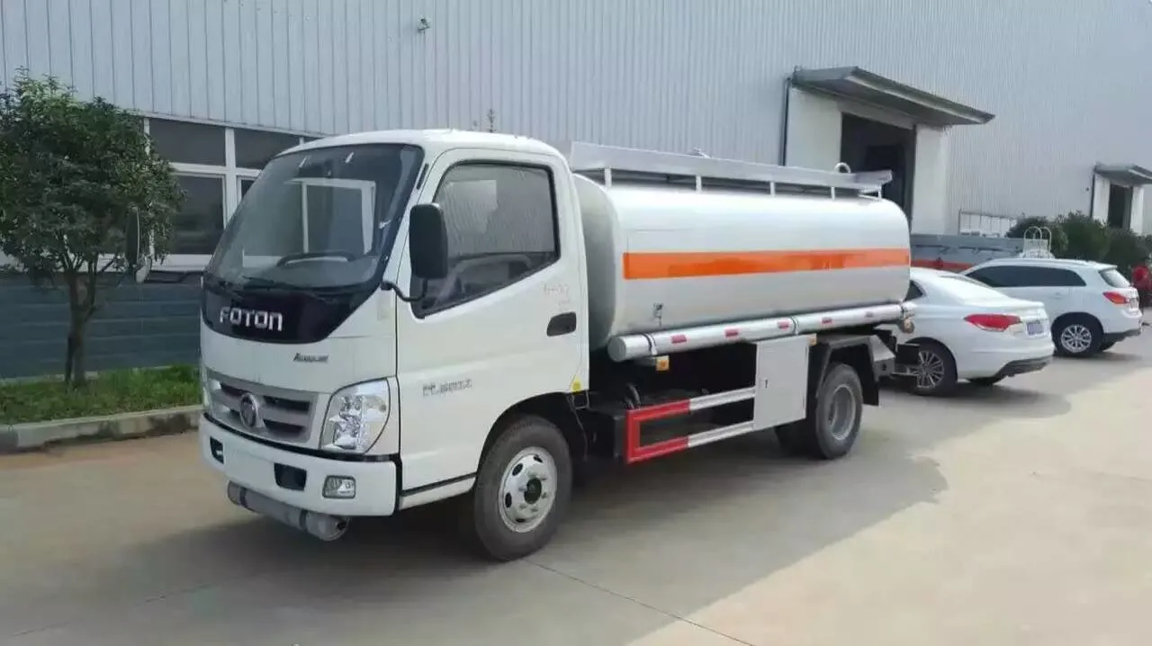 Foton Omarco National III 5000-6000 litros camião-cisternas 4 × 2 Camião cisterna de tanque pequeno carregado com gasolina a diesel bruta Óleo primeira escolha