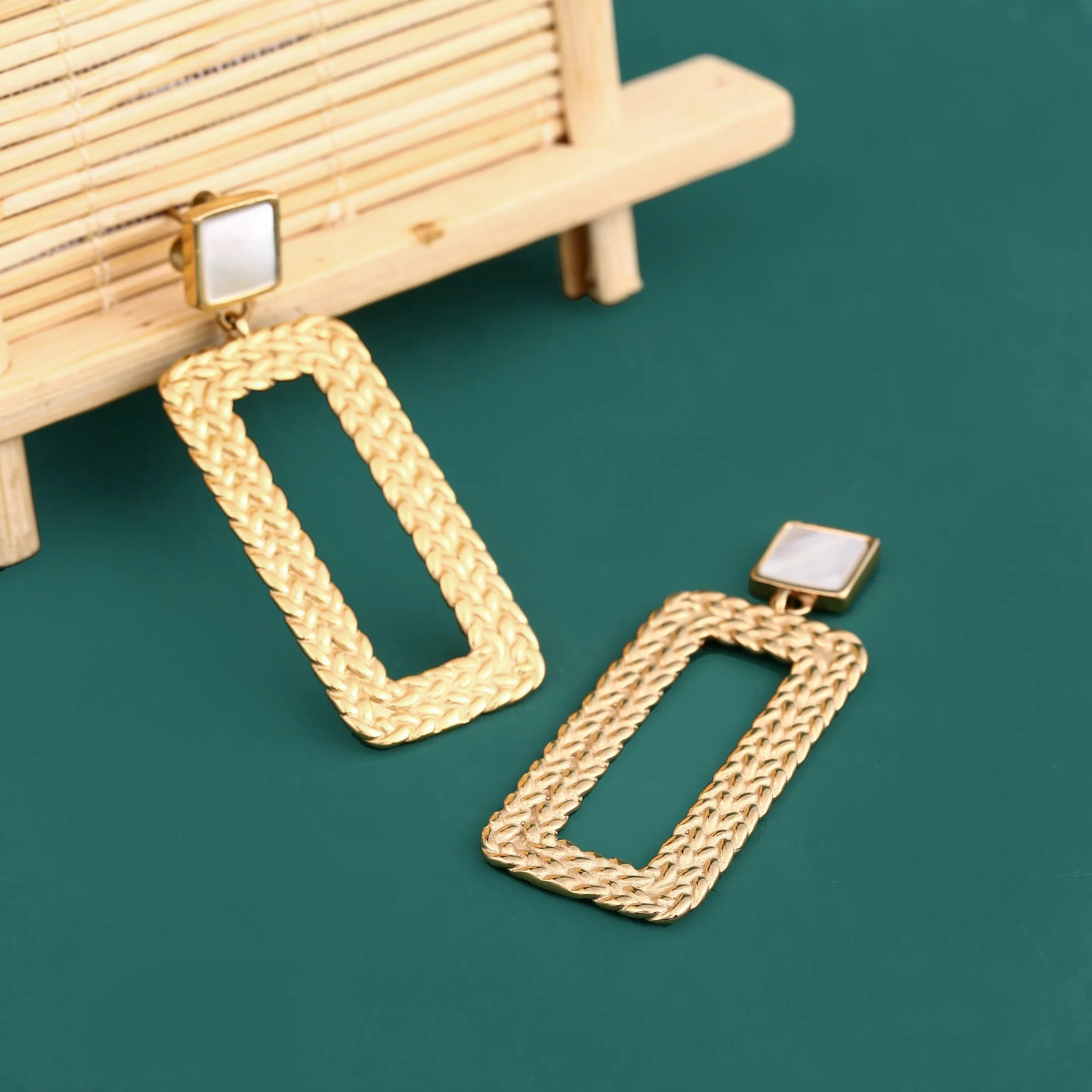 Moda Korean Women′ S Pendientes bañados en oro Custom White Shell Ins Joyas bañadas en oro para mujeres