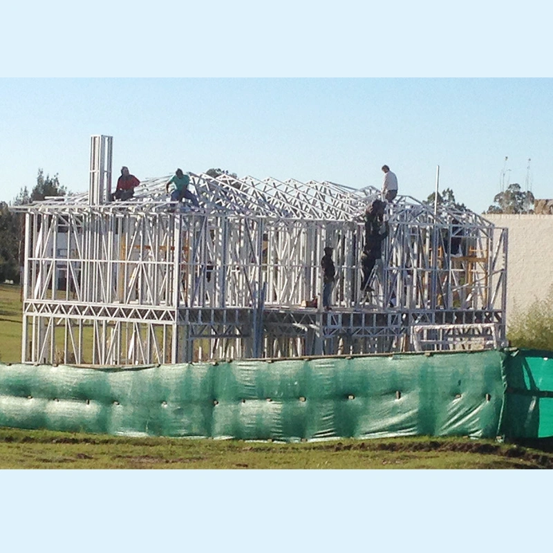 El entramado de acero de la luz de prefabricados de 2 pisos casa Villa Sanguinetti. Casa