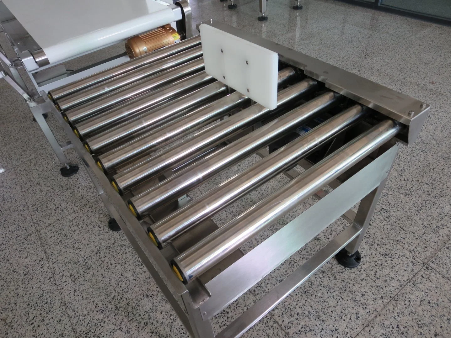 Escalas de transportador de pesaje de funcionamiento automático y el equipo Checkweigher