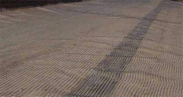 مواد بناء الطريق تعزيز دون الدرجات 20kn 30kn PP بوليبروبيلين محوري Geogrid