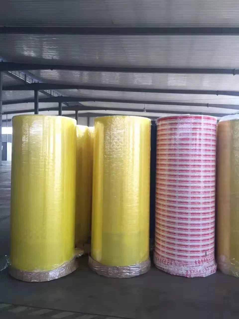 Vente d'usine en Chine de ruban adhésif d'emballage BOPP super transparent, résistant, à base d'acrylique, en rouleau jumbo pour sceller les emballages.