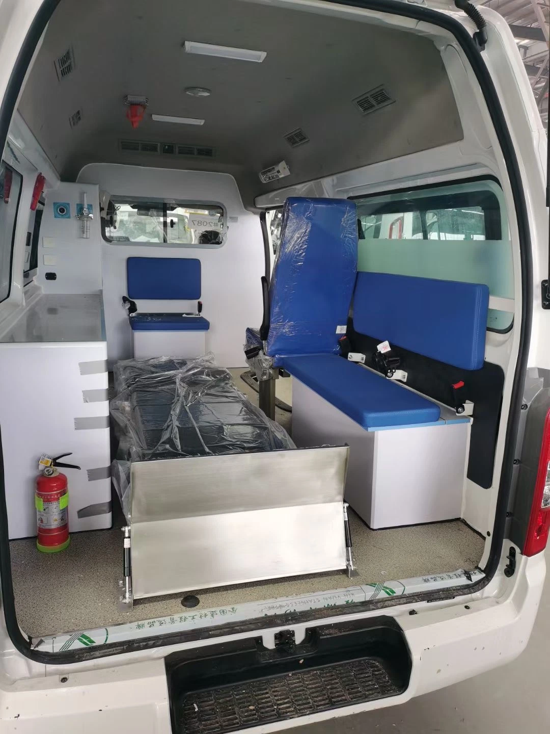 Foto Motor gasolina emergencia 4X2 primeros auxilios Monitoreo ambulancia para Tránsito de pacientes