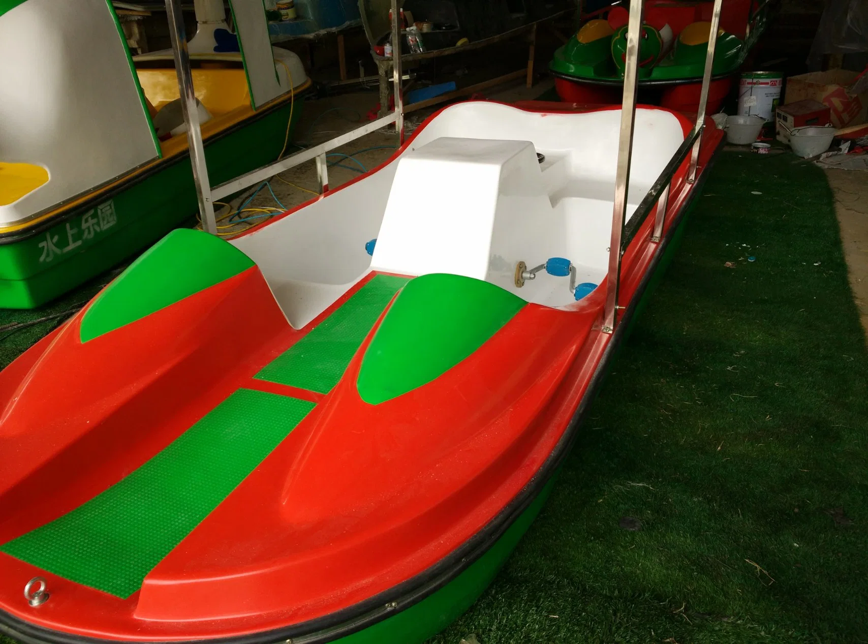 Amusement Park Factory Hot Sale Four-Seat Fiberglass Adult Pedalboat