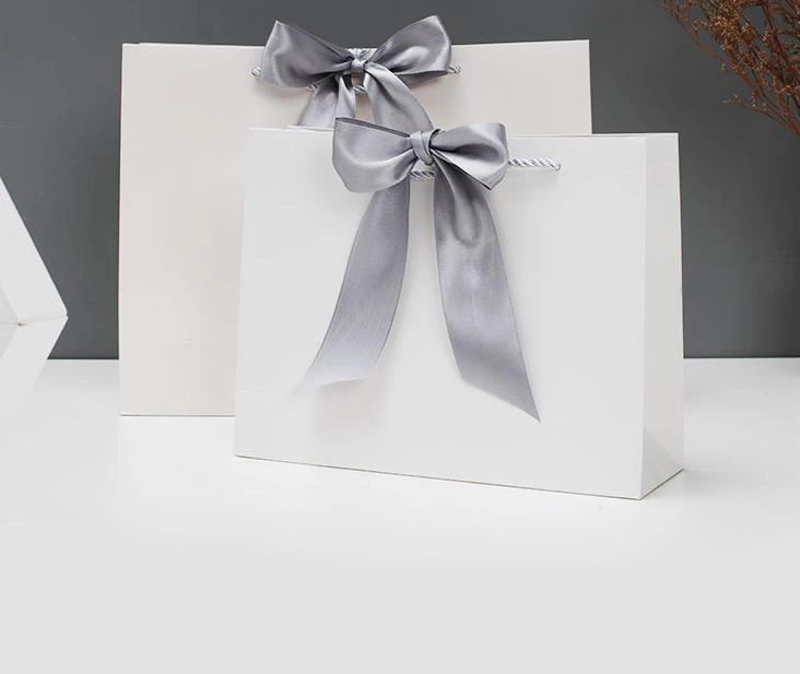 Bolsa de regalo de ropa de la tienda de suministro de topos y lazo personalizado Joyería Bolsa de regalo Compras Bolsa de papel Fabricantes a medida Ventas directas Logotipo personalizado