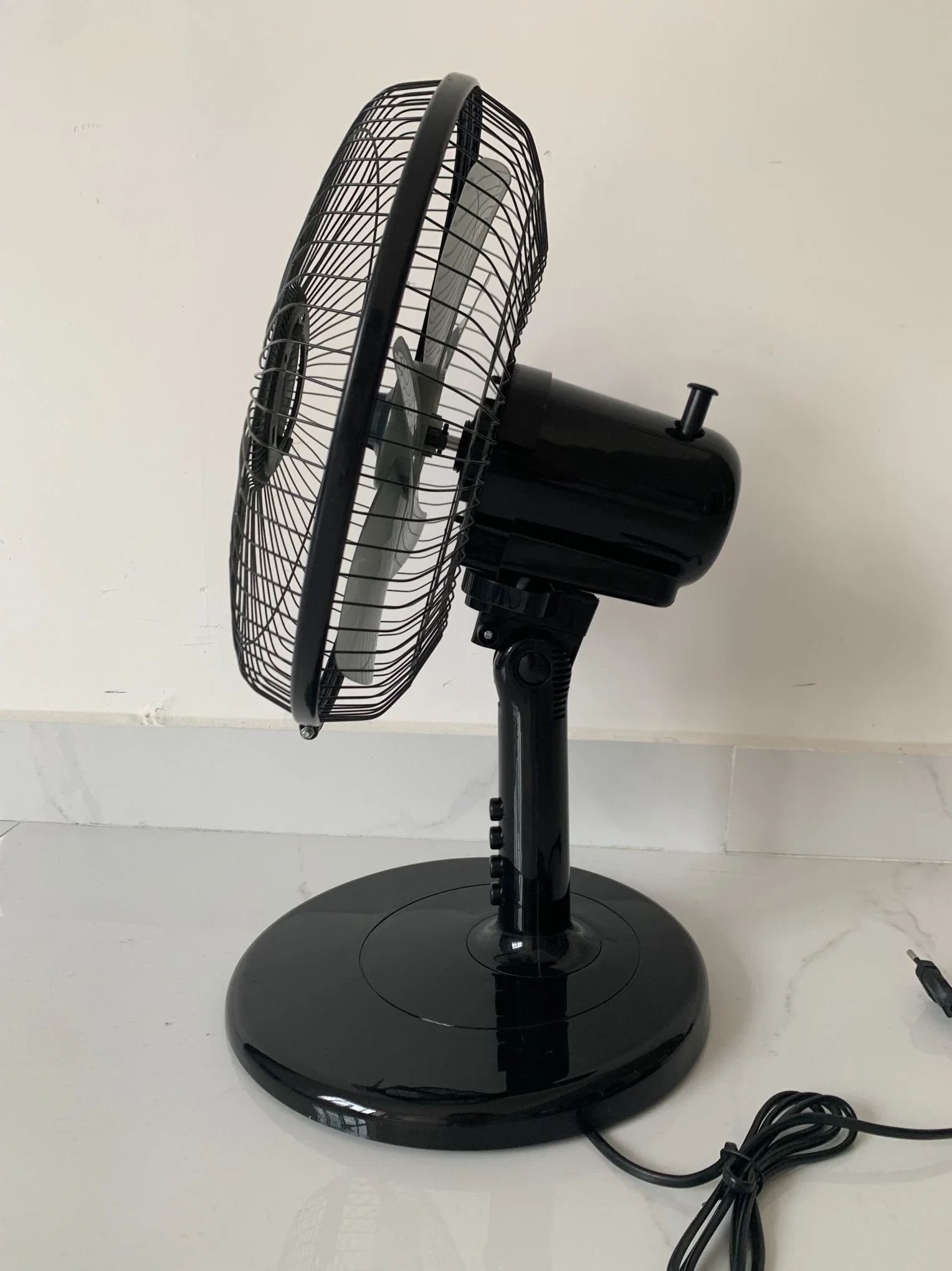 Ventilador de mesa pequeña oscilación eléctrica de 12 pulg.