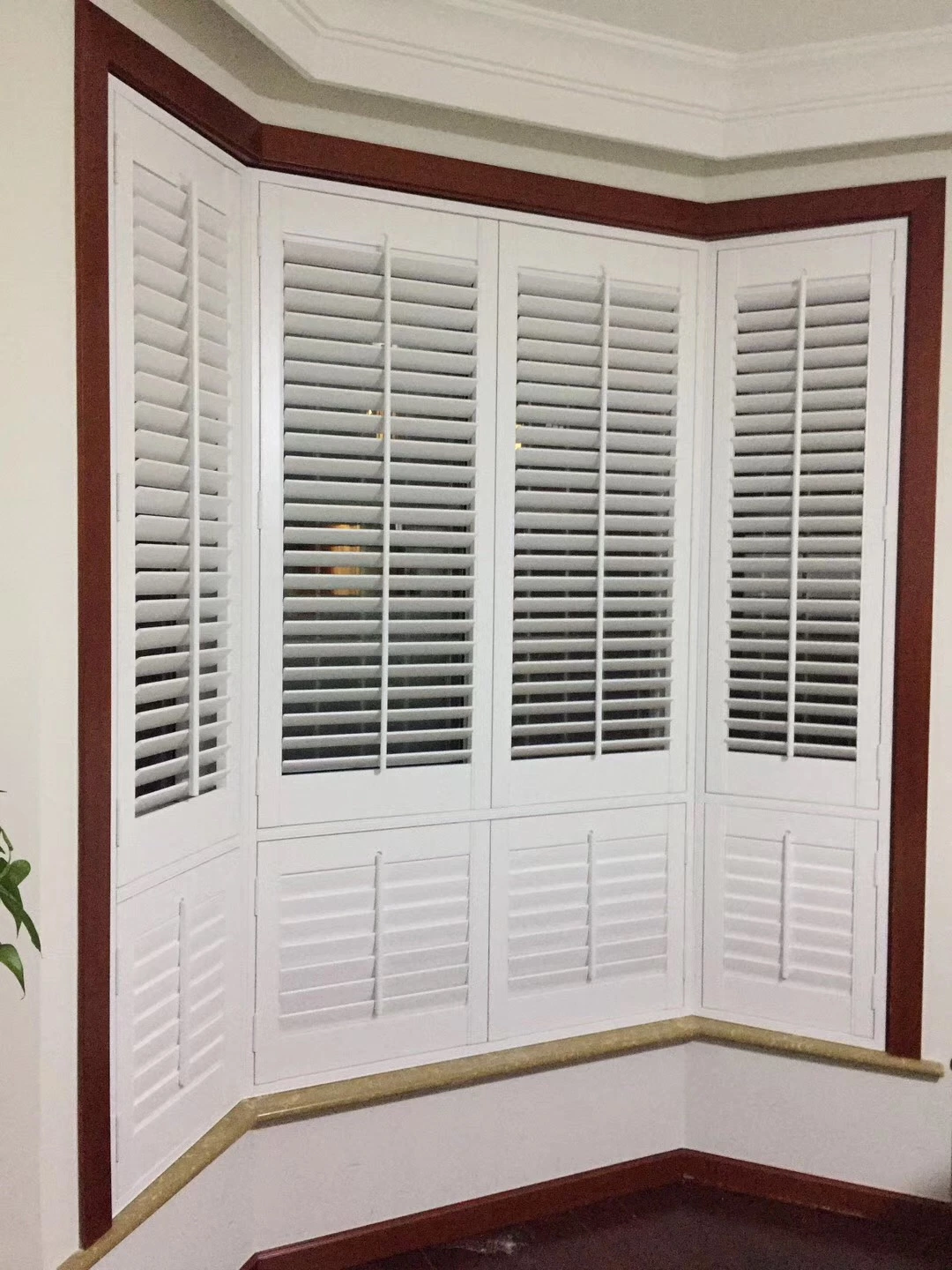 Customized Sun Shade Hinged Bay Window Plantation Shutters