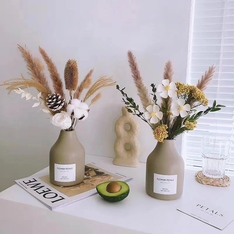 Getrocknete Blumen mit Schilf für die Dekoration zu Hause