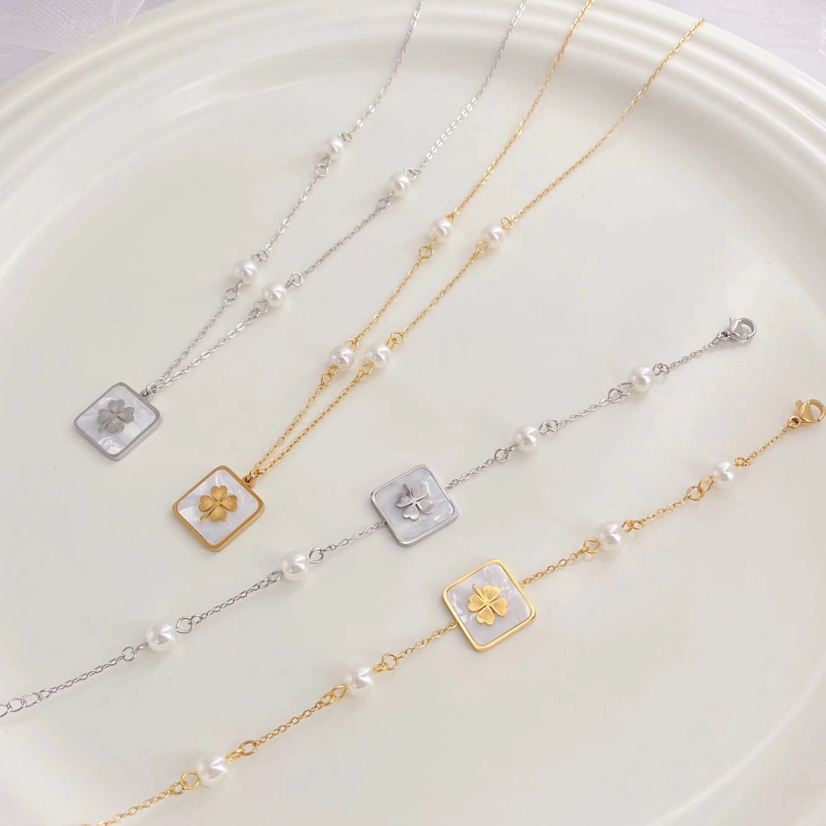 مجموعة مجوهرات الزفاف الخاصة بالنساء من الفولاذ المقاوم للصدأ Clover Pearl Bracelet
