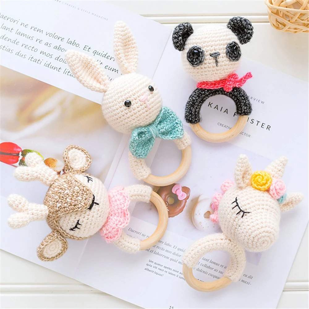 Nouveaux jouets en peluche mignons et adorables, avec un design de lapin, panda, renne, licorne, tricotés avec une grande douceur et équipés d'un hochet pour bébé.