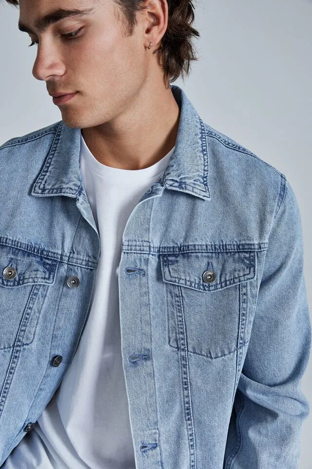 Men's a True Original Fit Snow Wash Denim Long Sleeved Waist Length Rodeo Jacket with Double Flat Chest and Side Pockets Classic Denim Trucker Jacket