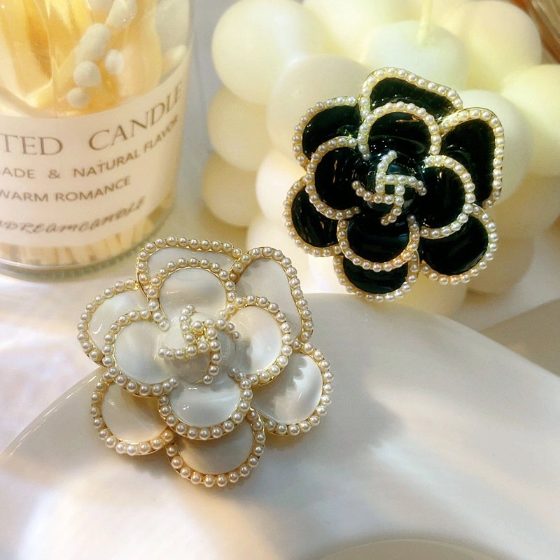 La moda retro estilo fragancia Pequeñas Perlas Joyas Broche de Camelia tridimensional