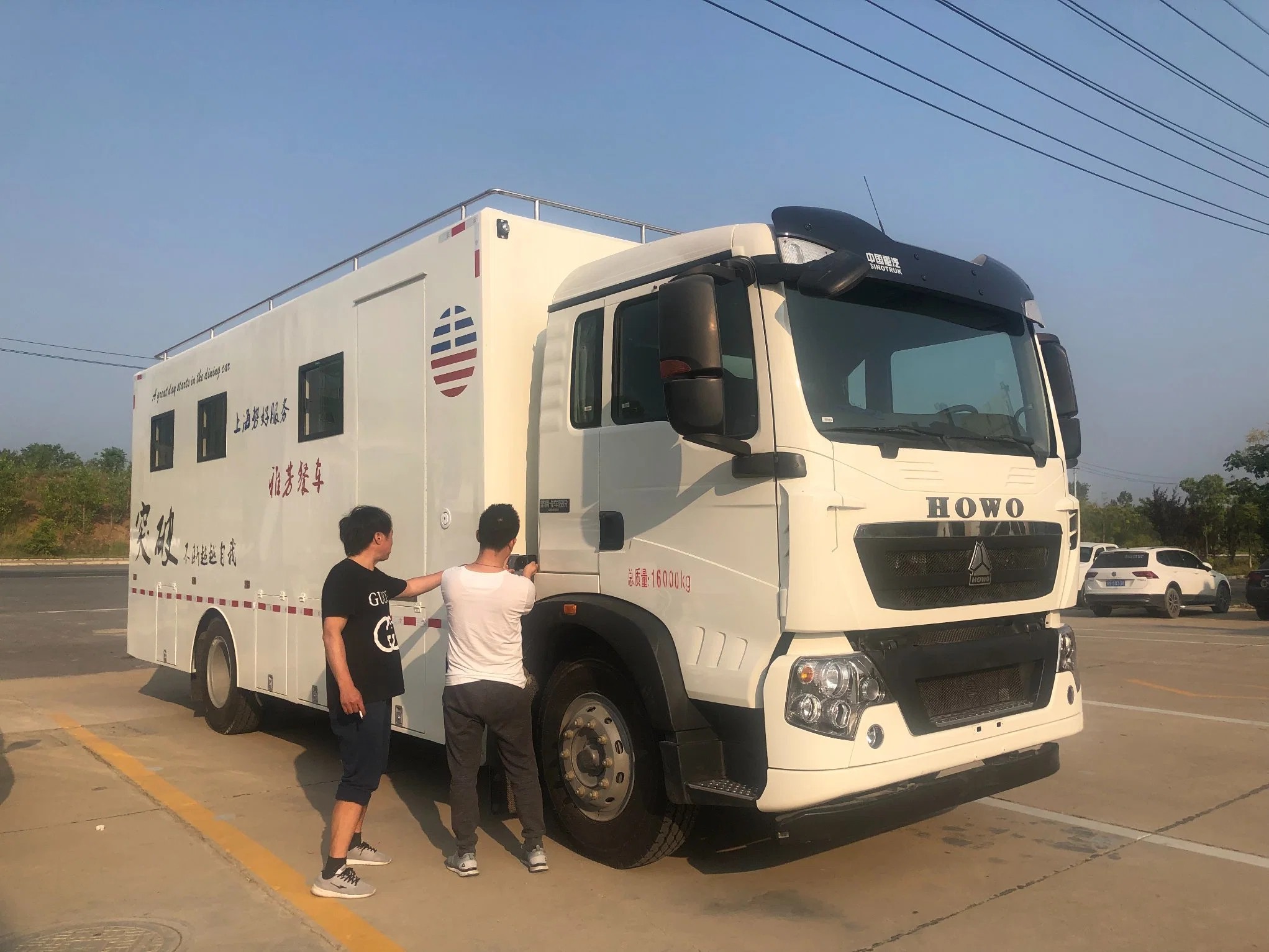 Voiture-restaurant HOWO Sinotruck personnalisé (4X2 Cuisine Mobile d'alimentation)