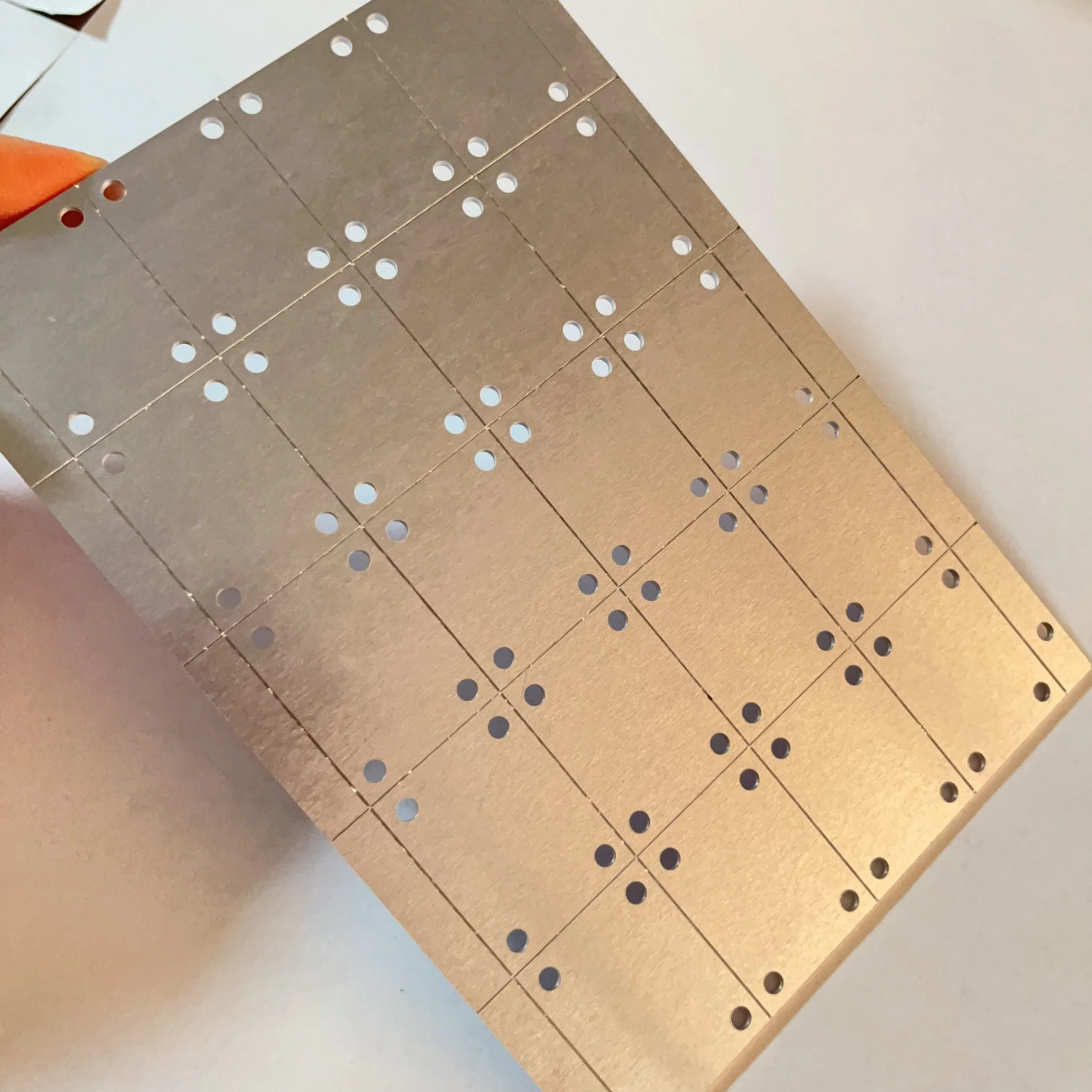 Plaques monocouches à substrat en aluminium pour l'industrie de l'éclairage LED.