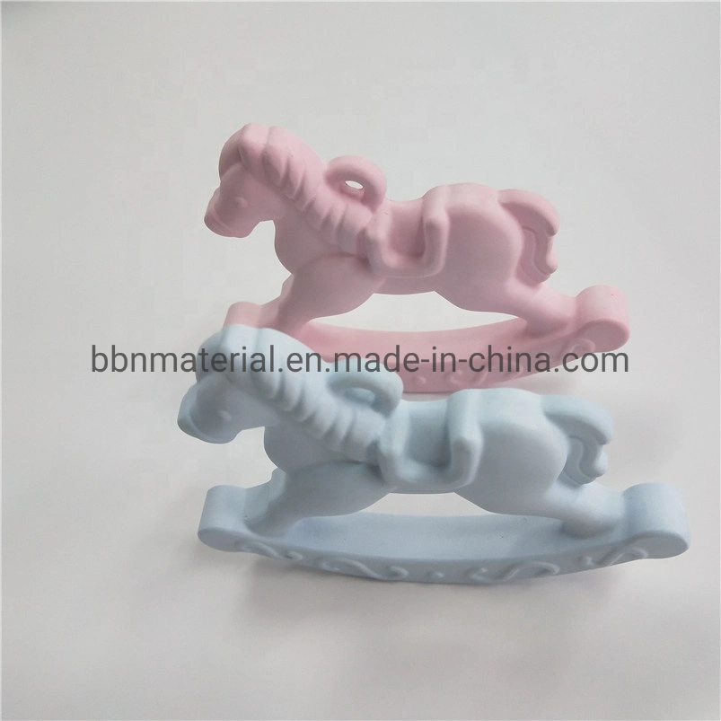 Nuevo diseño personalizado de forma de caballo Rosa Azul yeso colgante de aroma perfumado aroma colgantes de piedra de parte de la pieza de cerámica