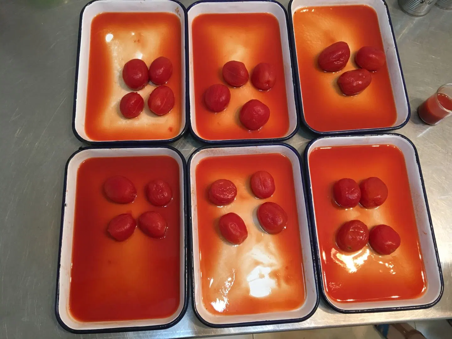 Yummy Canned Food Peeled Tomato in Tins