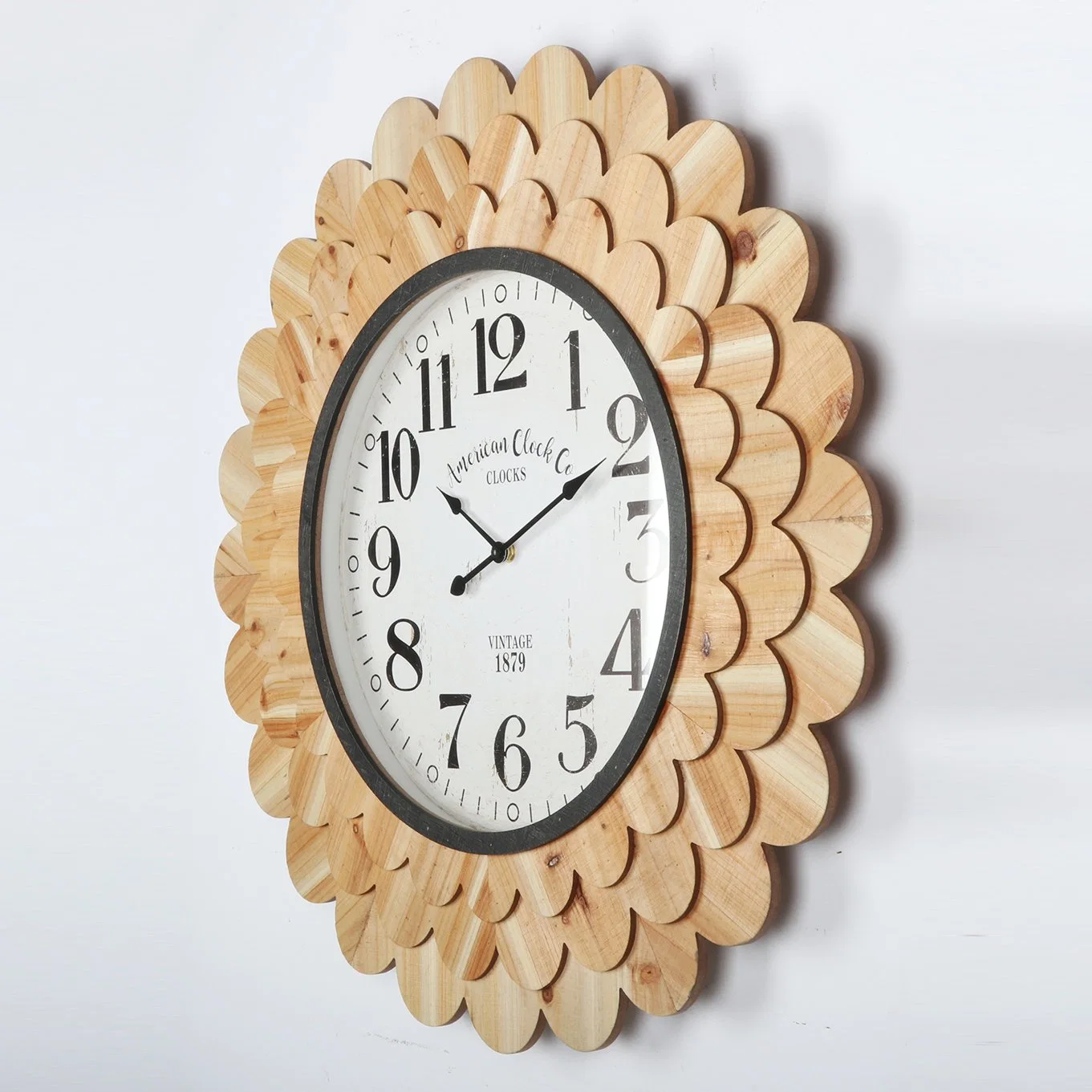 Reloj de pared de madera rústica en forma de flor para decoración del hogar.