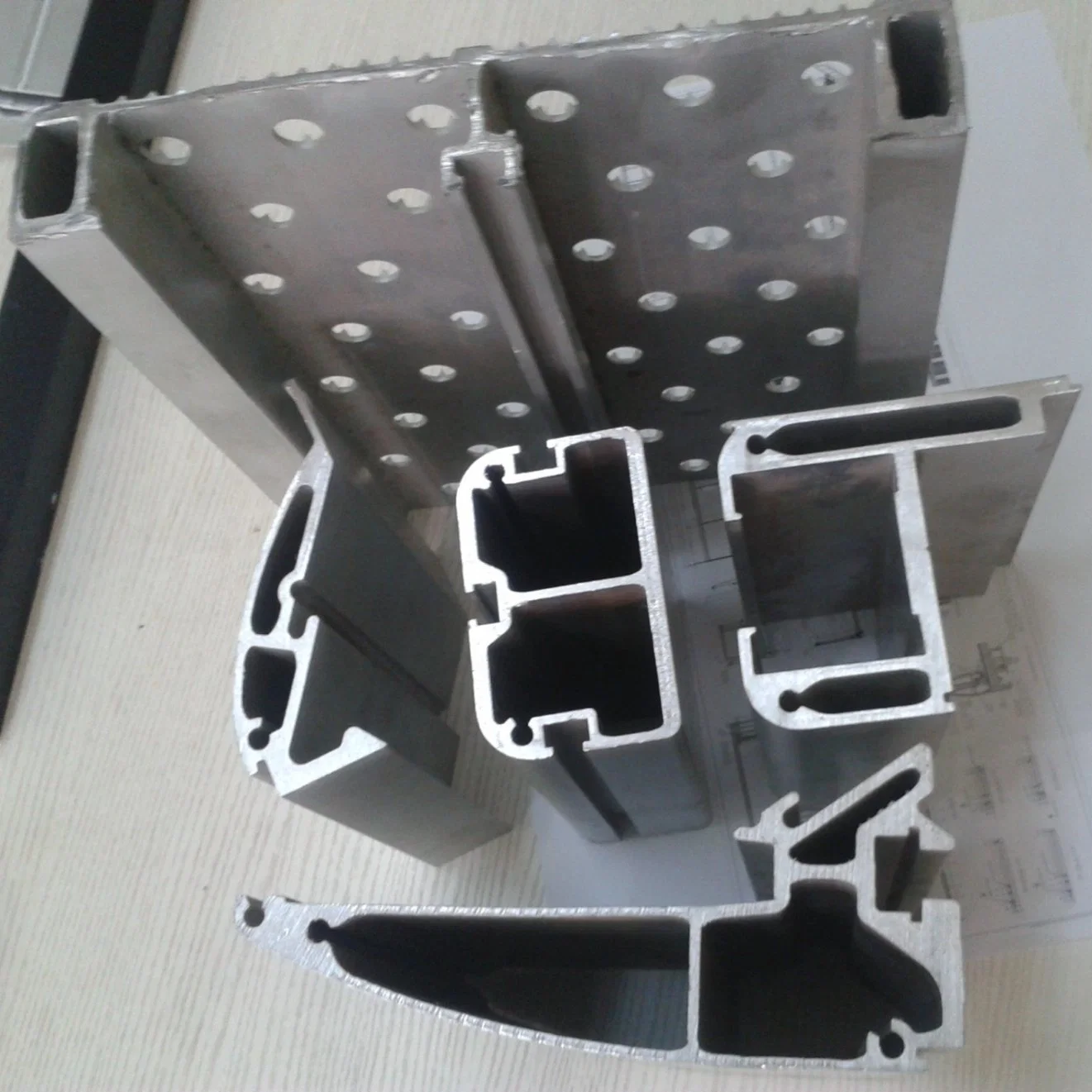 Perfil de extrusión de aluminio Venta caliente para el papermaking maquinaria y equipo