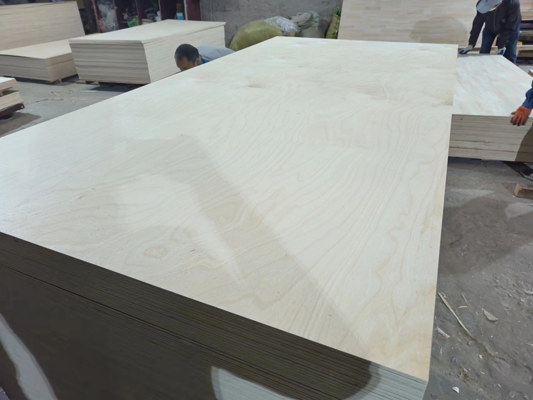 China Fabricantes Madera de abedul Madera de madera a prueba de humedad Contrachapado Hoja 18mm para Muebles