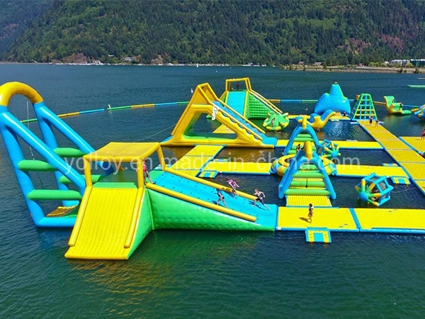 El Aquapark de adultos Diapositiva Parque Acuático hinchable flotantes