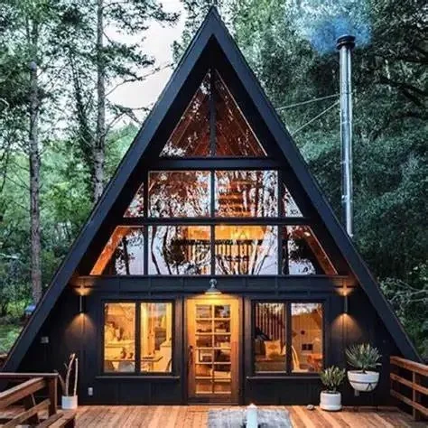 Maison triangulaire moderne de luxe préfabriquée avec décoration de mobilier.