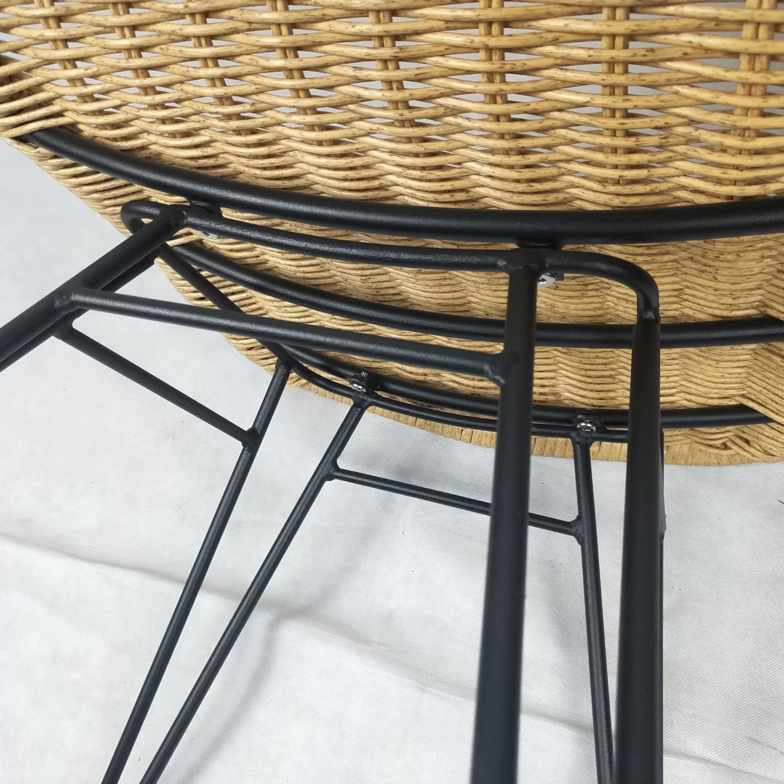 Outdoor Pl Ribbon Metal Garden Chair with Iron Solid Bar