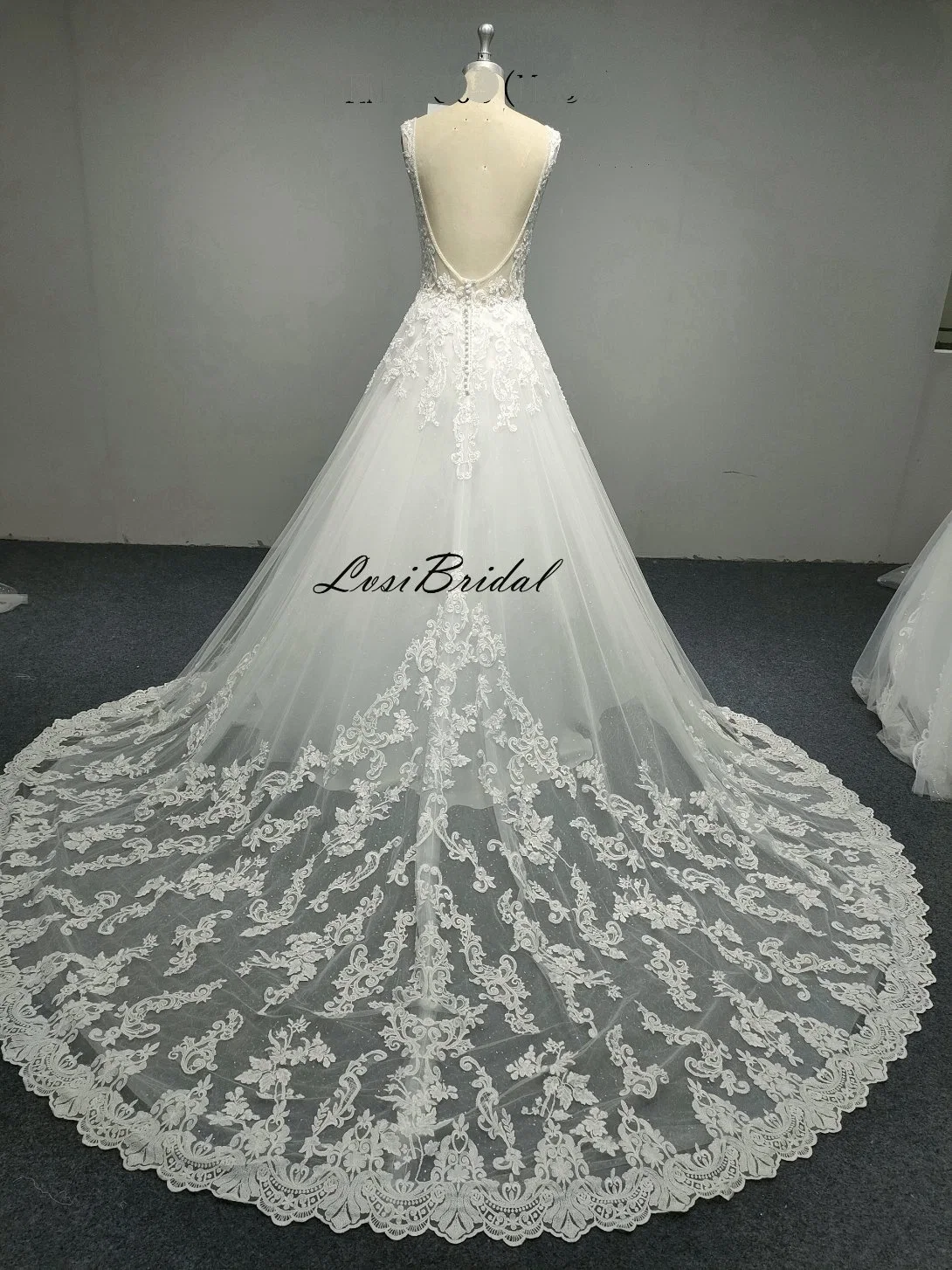 22105 Vestido de novia de encaje con escote en V profundo y falda de tul en forma de vestido de baile con cola de 72, color marfil