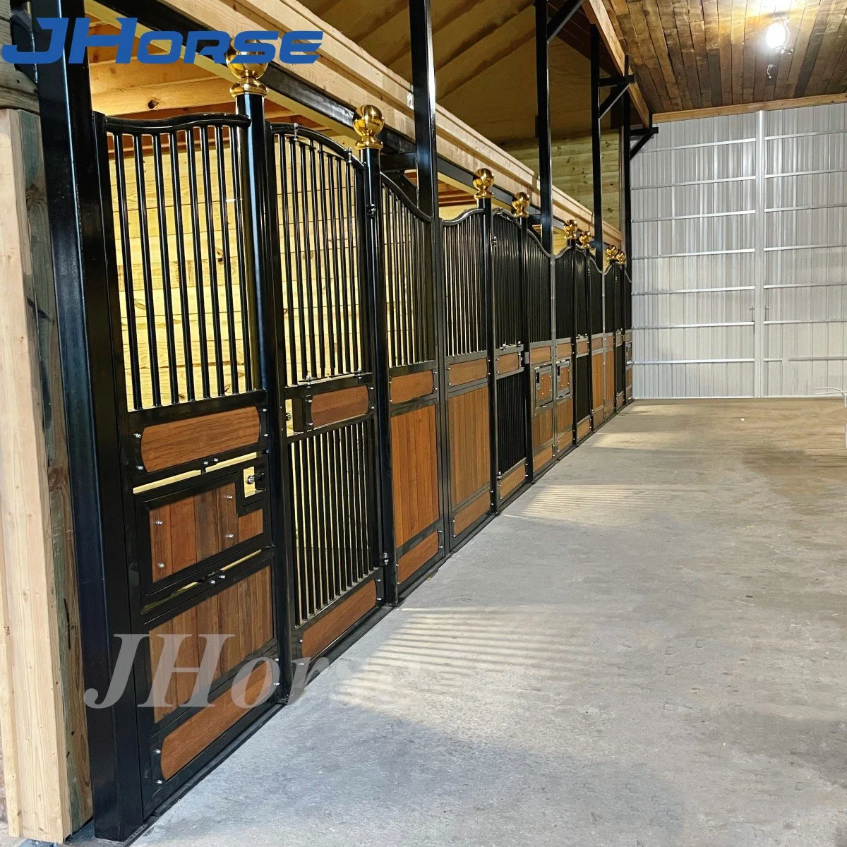 Style de luxe vente en gros à l'Est Installer Free Design Horse stable avec chargeur de pivotement