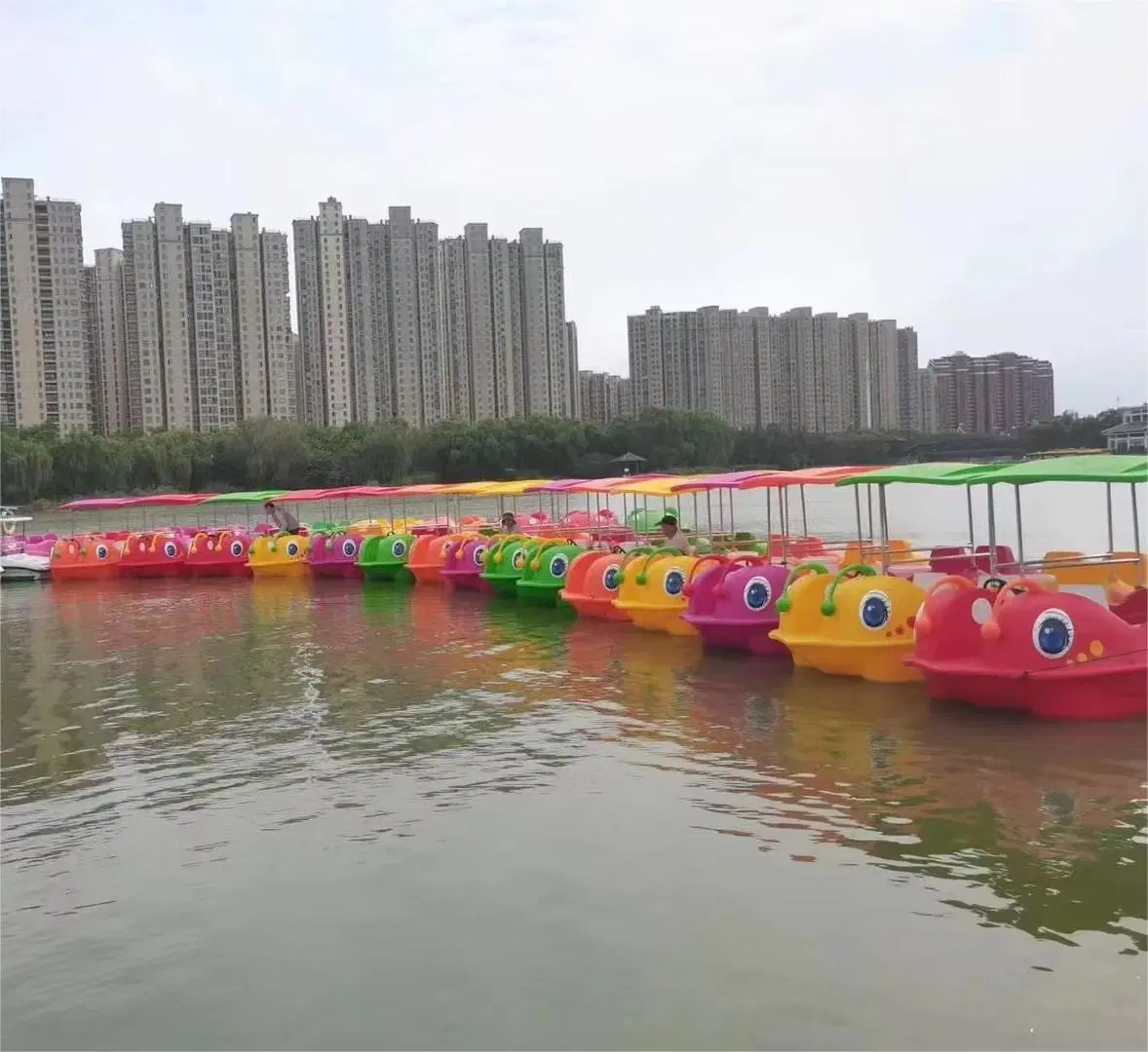 Good Quality Cheap Caterpillar Theme 6 Person Pedal Boat Water Boat