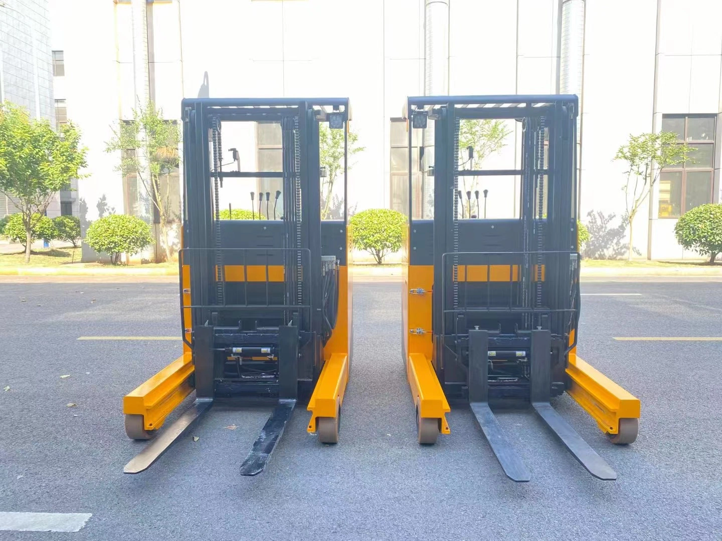 Standing Type 2ton Electric Reach Truck with High Lifting 4m Warehouse Narrow Aisle Battery Stacker 2000kg Electric Reach Forklift 3 Stage Mast