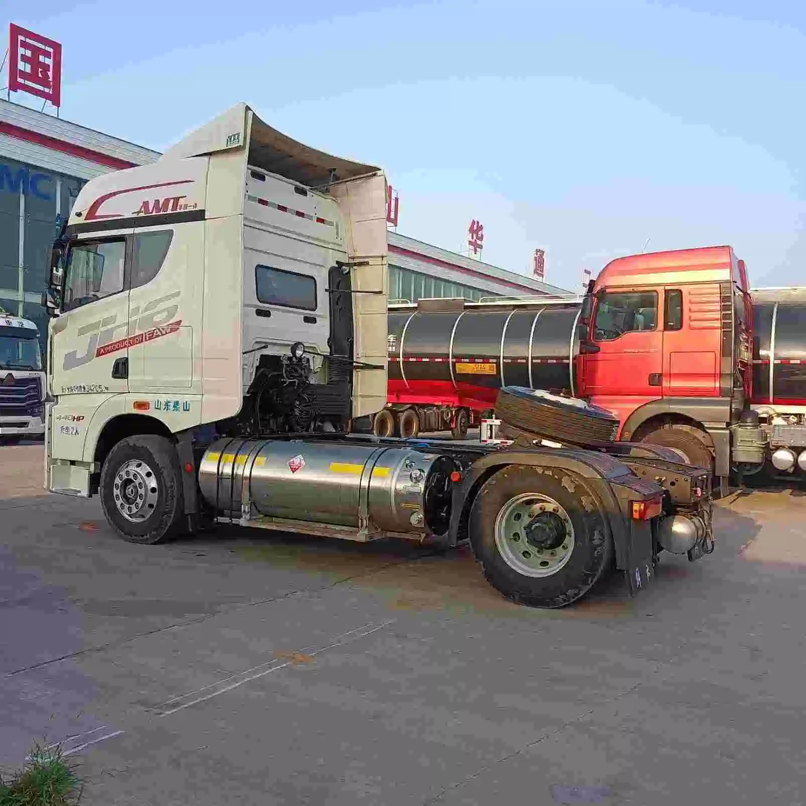 China Shacman Cargo Lorry Cargo Truck 6X4 3 Axle Cargo Trailer Box for Sale with Good Price