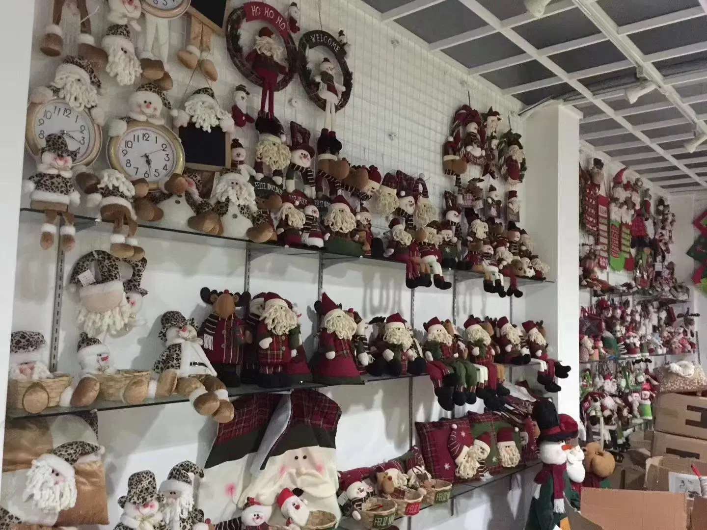 Jouet en peluche vendu au kilogramme pour les artisanats du Père Noël en stock.