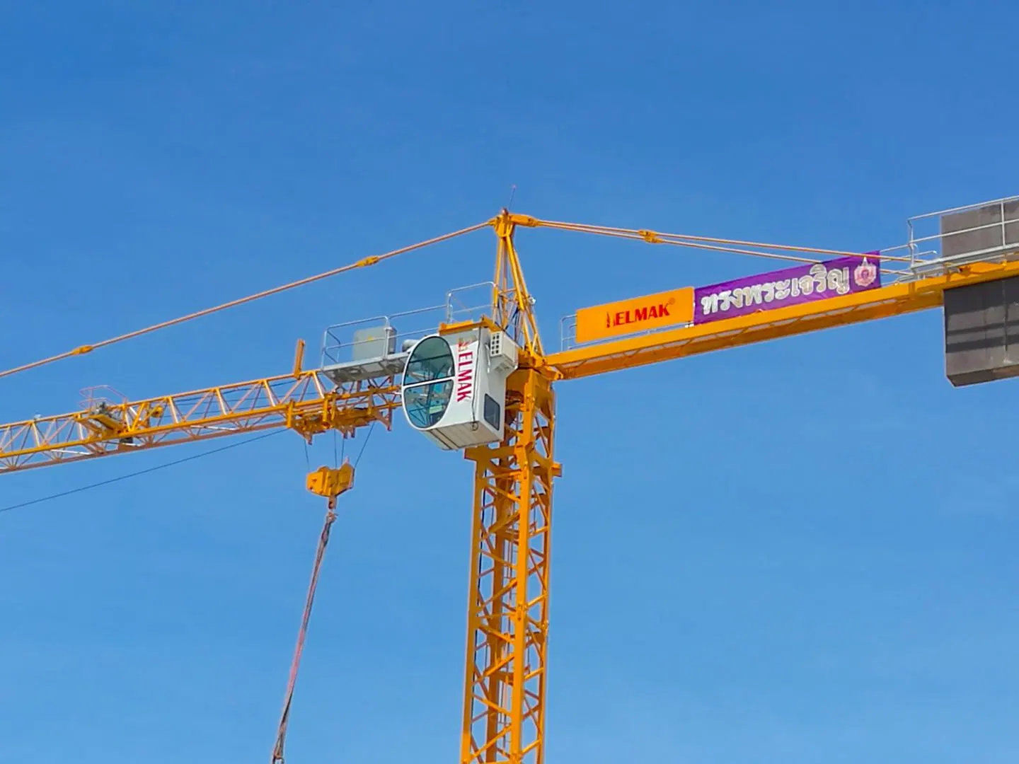 Emk5516-6 Elmak Marque Nouvelle Grue à tour à flèche relevable de 6 tonnes et de 55 mètres de capacité maximale avec tête de marteau