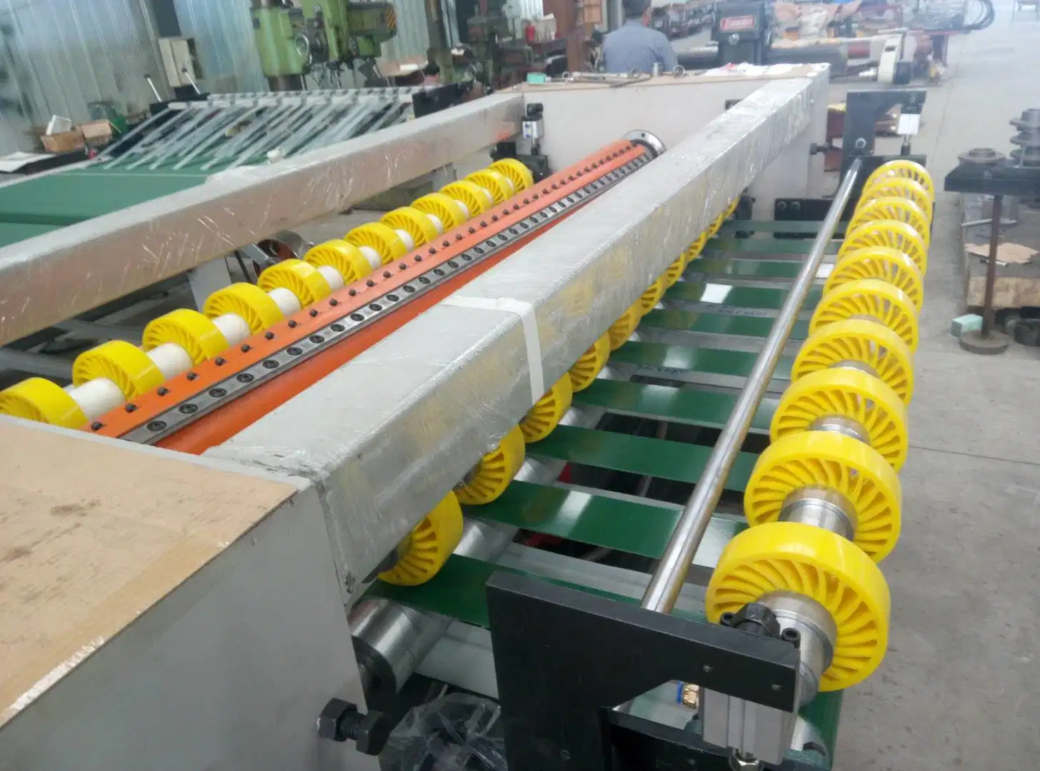 ماكينة قطع متقاطعة آلية لخط إنتاج الورق المجعد