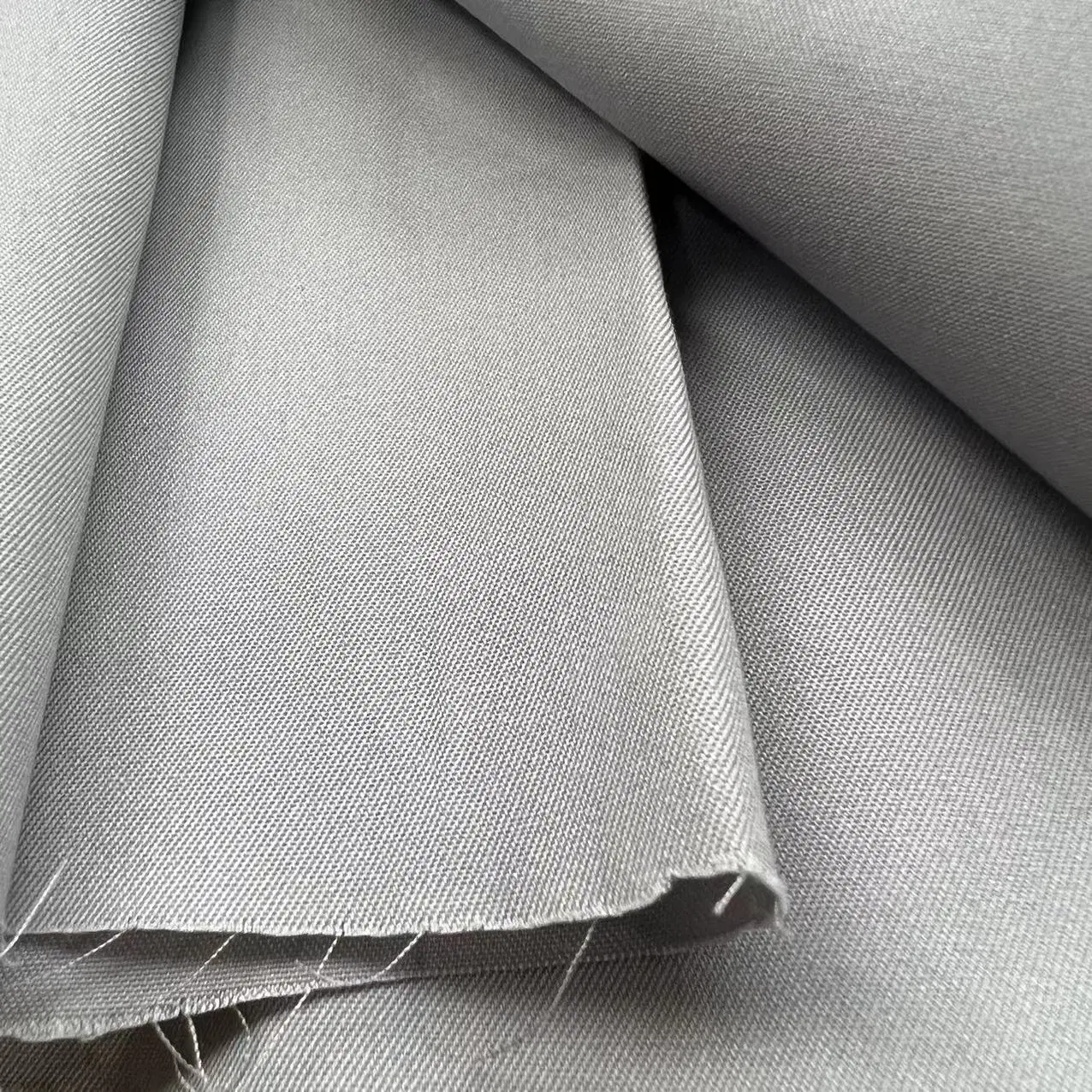 Manufacture 100%Cotton Combed 80/2 125GSM Twill Fabric for Shirt