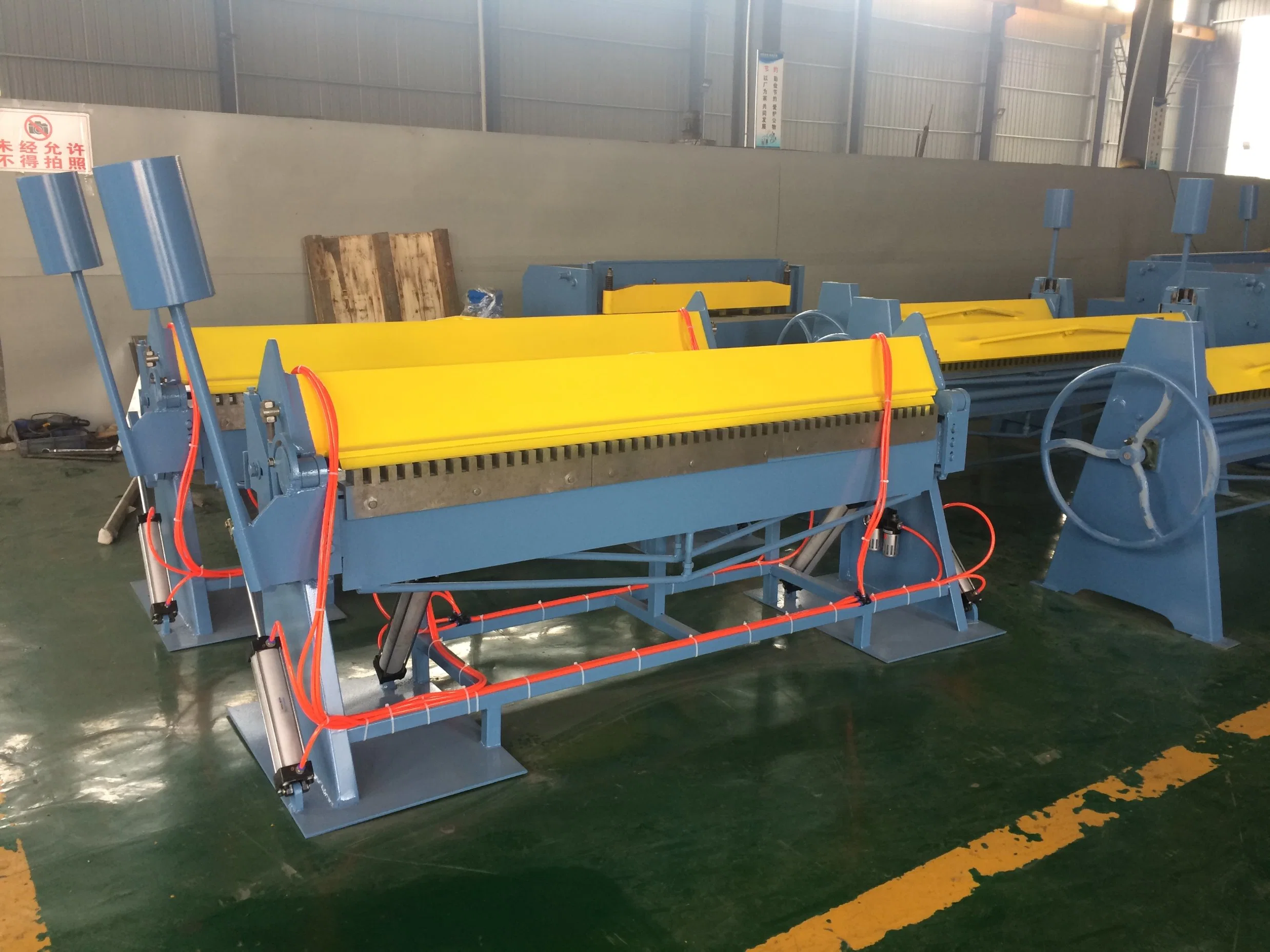 1.5 *2500 Pneumatic Carbon Steel Sheet Iron Plate Bending Folder Machine