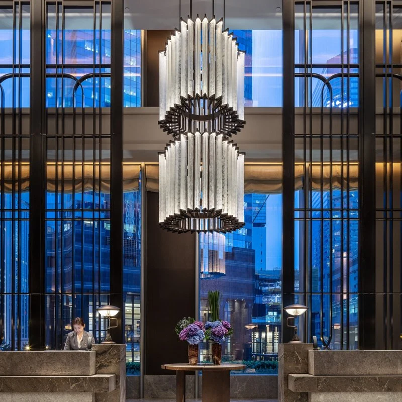 لوبى فندق فيلا حديث LED معلق وثريا فضية حلزونية كريستالية إضاءة ثريا زجاجية مصنوعة يدويا
