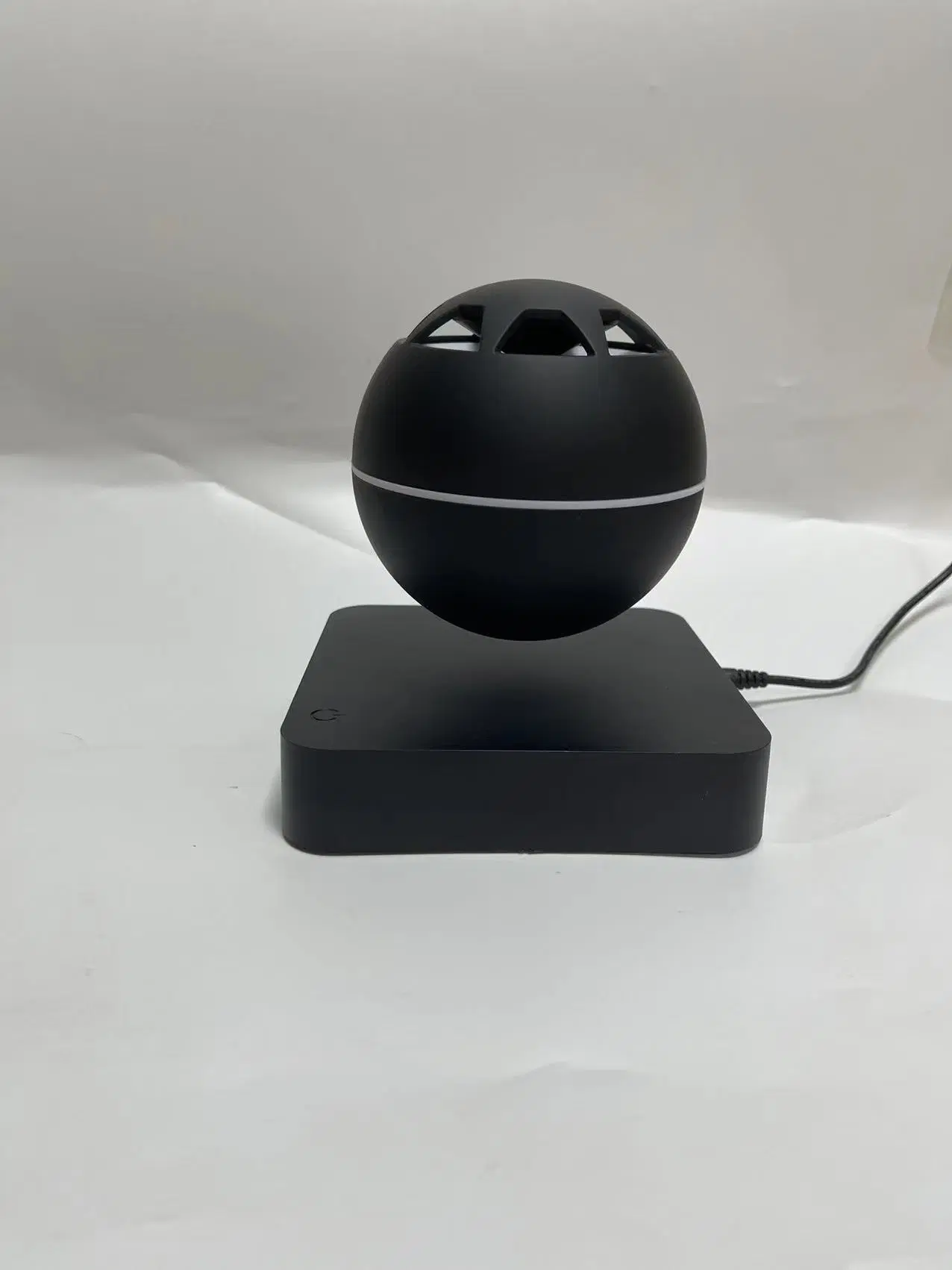 Base negra levitación magnética altavoz estéreo Bluetooth flotante para teléfono móvil