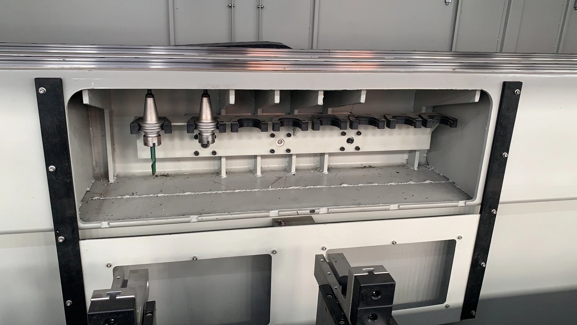 ماكينات تصنيع النوافذ ماكينة الحفر والتفريز CNC لمعالجة الثقوب المستديرة، الفتحات، الثقب الرئيسي لماكينة جدار الستار الألومنيوم