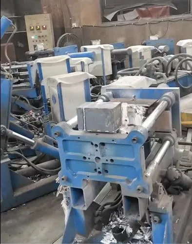 Robot de fundición continua de metal vertiendo línea de producción de fundición por gravedad de aluminio