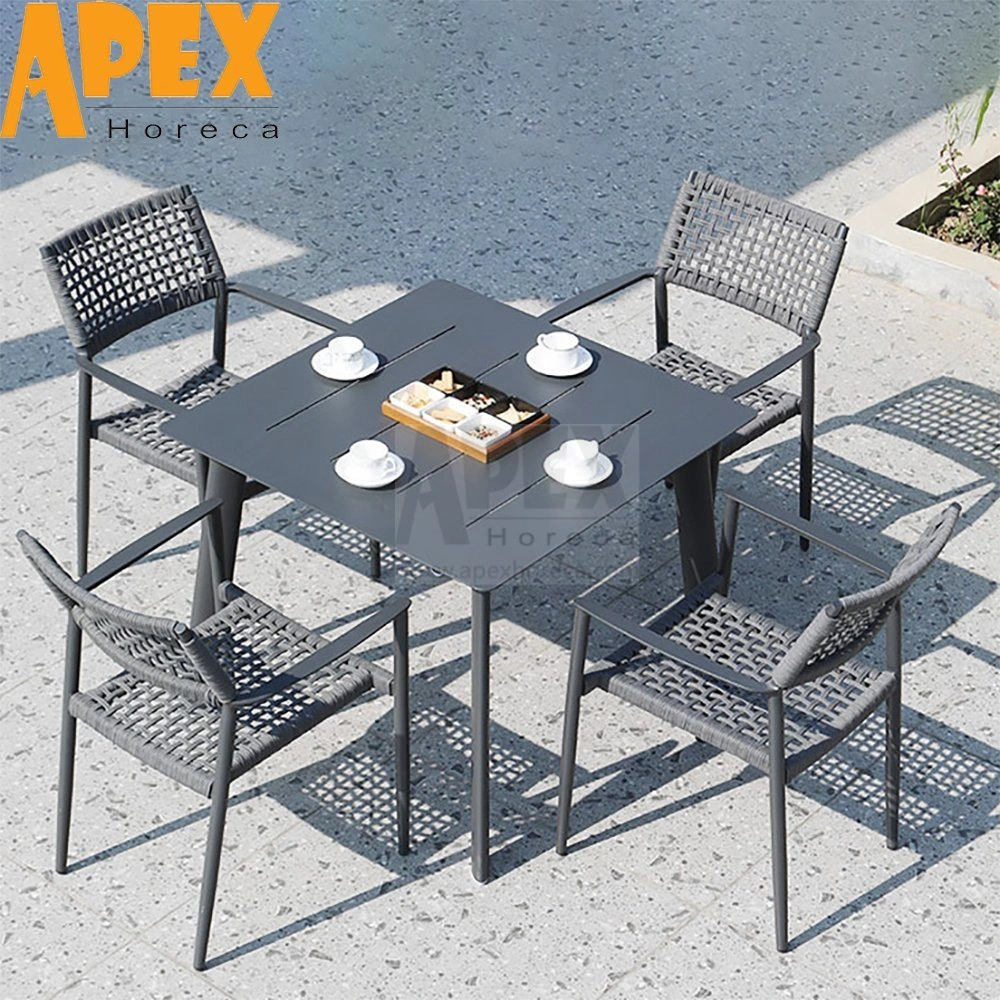 Ensemble de meubles de jardin moderne comprenant une chaise extérieure imperméable et une table à manger.