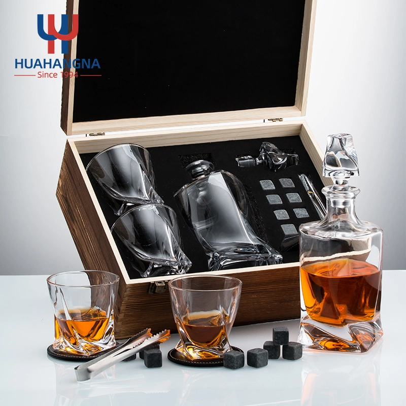 Elegante logótipo personalizado por atacado de 800 ml com toque de dispensador de licor para vinho Crystal Conjunto de decanter de garrafas Whiskey em vidro com óculos em peça presente de madeira Caixa para cocktail Whisky