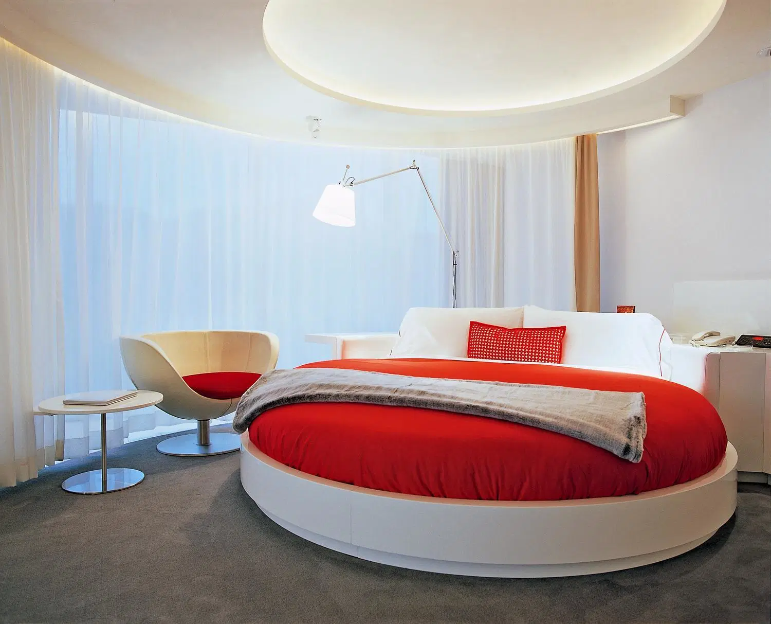 Chambre d'hôtel entièrement personnalisable avec suite, lit queen size et mobilier sur mesure.